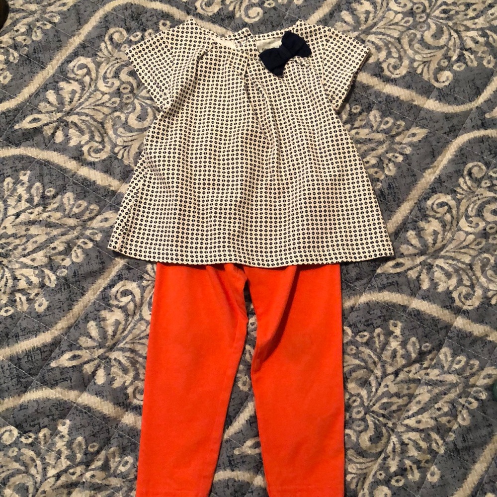 Very good condition Carter’s 18 month outfit